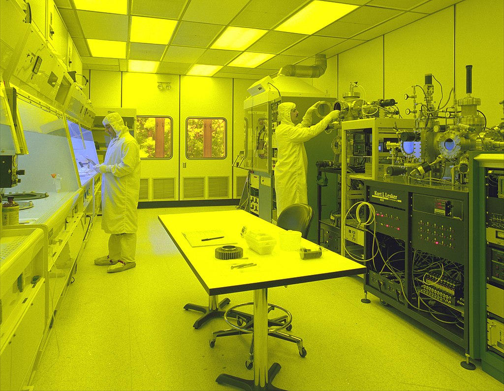 1024px-Clean_room